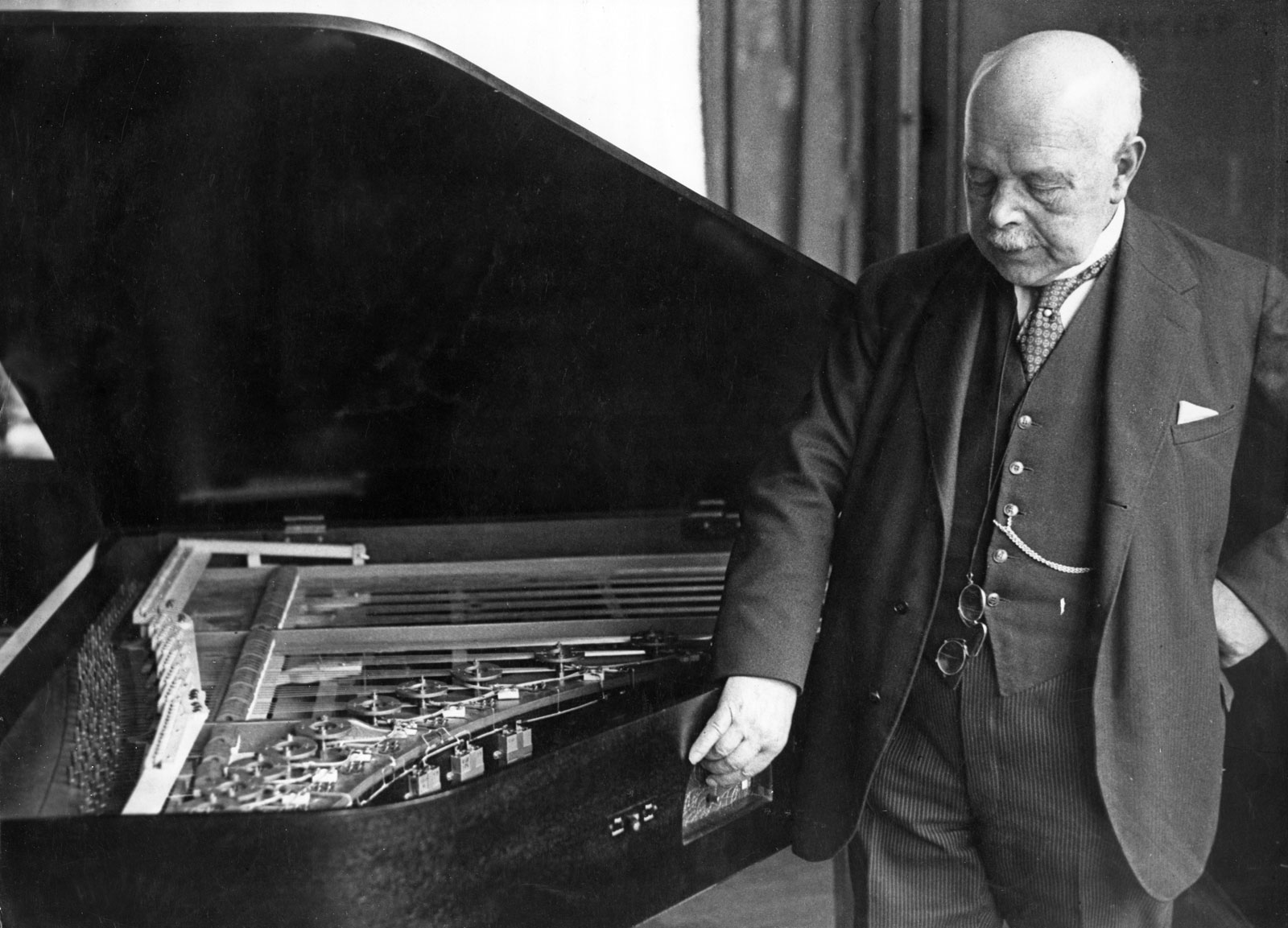 0625Walther-Hermann-Nernst-piano-1934